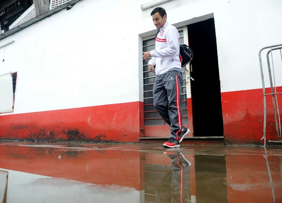 LISTO PARA PARTIR. Diego Bucci camina hacia el colectivo que depositó al equipo en Rafaela, donde el “Santo” armó su búnker de cara al duelo de mañana. “Quiero que llegue ya el partido”, dijo el volante. la gaceta / foto de franco vera