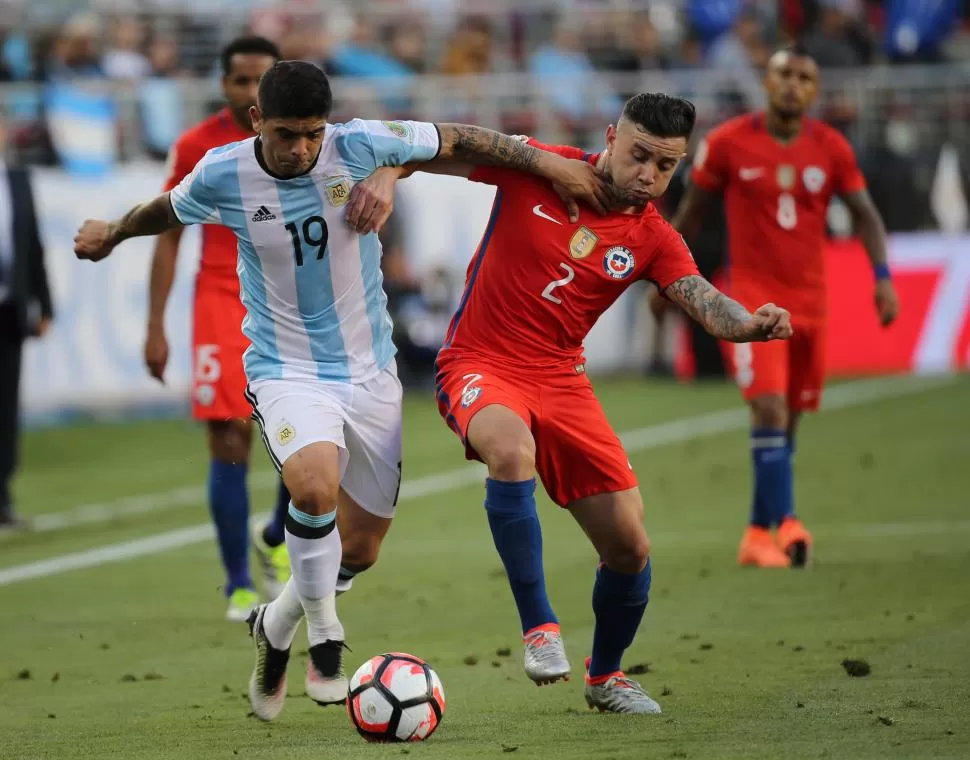 FIGURA. Banega, que supera a Mena con el balón dominado, creció con el correr de los minutos. Asistió a Di María en el 1-0, y “Angelito” lo asistió a él en el 2-0. telam