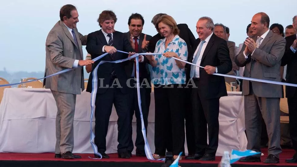 CORTE DE CINTA. López participó de la inauguración de uno de los tramos de la ruta 38 junto a Alperovich, Boudou, Mansilla, Rojkés y Manzur. FOTO ARCHIVO