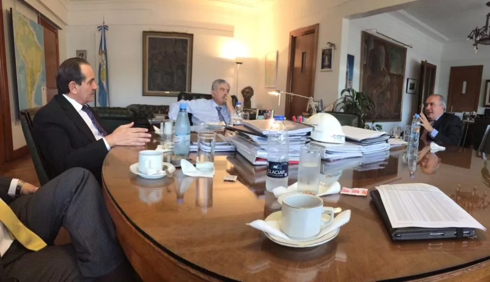 CONTACTO FLUIDO. Alperovich efectuaba habitualmente gestiones en Buenos Aires por obras ante el ministro de Planificación, Julio De Vido, y el secretario de Obras Públicas, José López. la gaceta / archivo