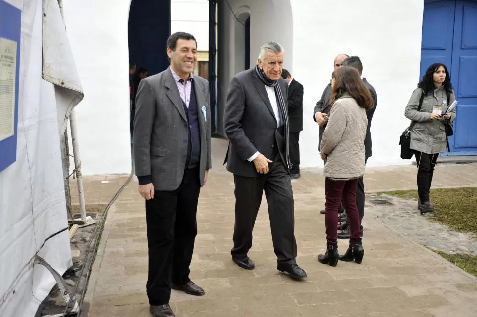 CASA HISTÓRICA. Gioja (de bufanda) participó de la firma del documento, convocado por la Pastoral Social. la gaceta / foto de Inés Quinteros Orio