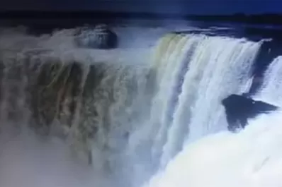 Video: un brasileño se arrojó a las Cataratas del Iguazú