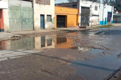 El bache más grande de la ciudad está en el barrio Las Brisas