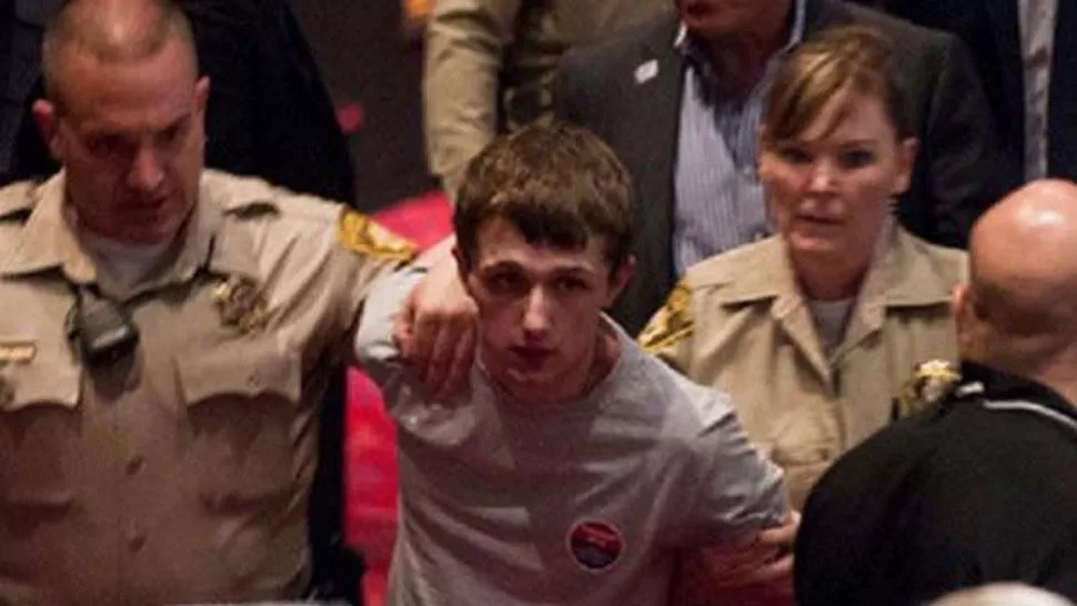 PRESO. Michael Steven Sandford fue reducido por la policía en un acto de Trump. FOTO DE AGENCIA AP