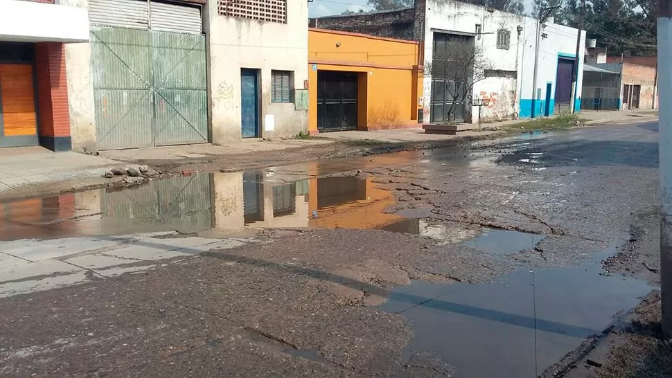 El bache más grande de la ciudad está en el barrio Las Brisas