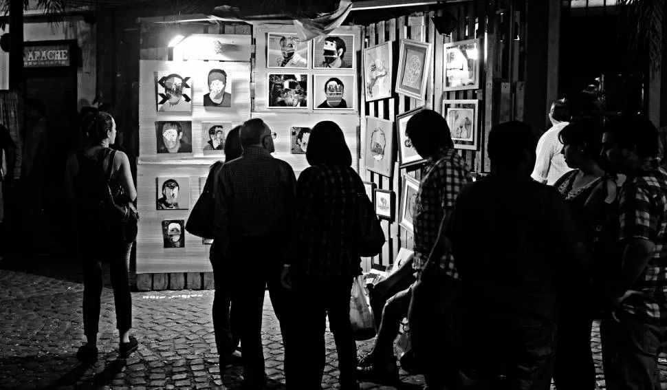 A CIELO ABIERTO. Uno de los stands del año pasado armado sobre pallets en el corredor de la Miguel Lillo, frente al coqueto hotel. la gaceta / foto de antonio ferroni (archivo)