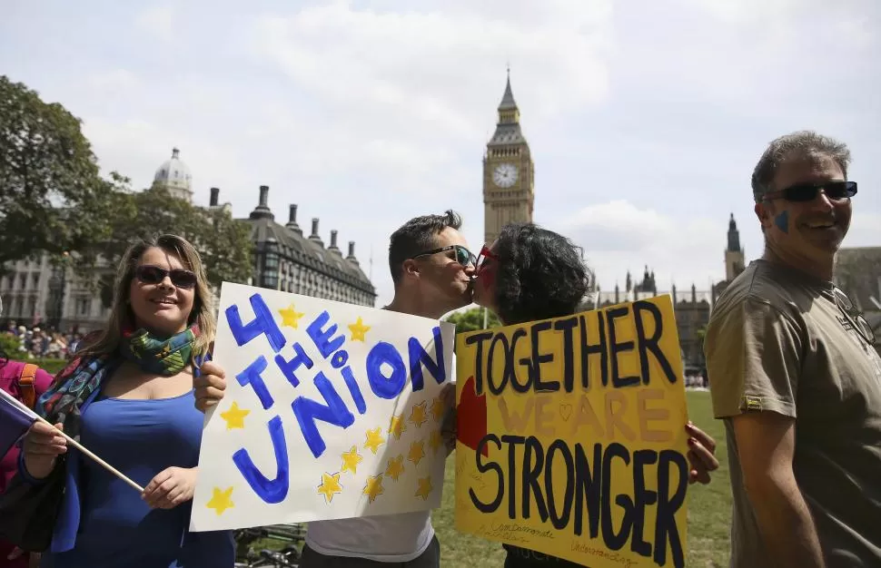 A FAVOR Y EN CONTRA. En Londres, una pareja muestra su disidencia sobre la consulta, más no en el amor. reuters