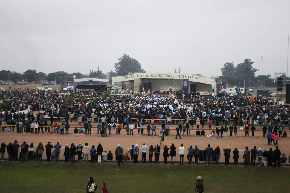 LA DESPEDIDA. Una gran multitud desbordó el hipódromo durante la última jornada del Congreso Eucarístico Nacional para apoyar la postura de la Iglesia de cerrar la grieta y acabar de una buena vez con la corrupción enquistada.   la gaceta / fotos de Analía Jaramillo