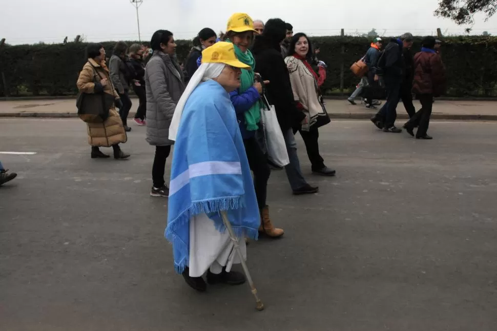 PRESENCIA. La hermana camina hacia el hipódromo.  