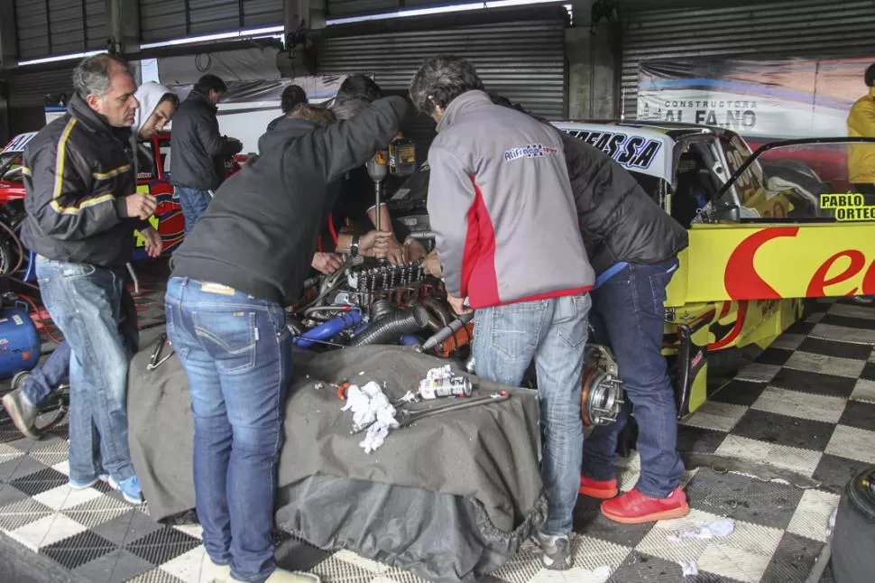 NO ALCANZÓ. Los mecánicos del Alifraco Sport se esforzaron para reparar el auto, pero no pudieron solucionar los problemas. gentileza Pablo ORTEGA