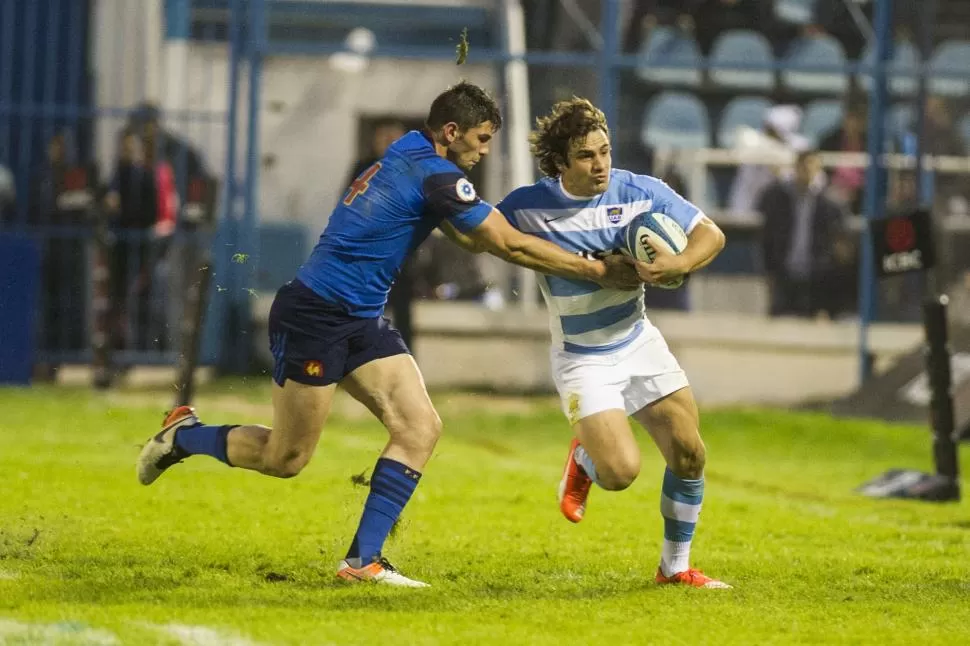 PODEROSO EL CHIQUITÍN. Sánchez intenta sacarse de encima al wing de Francia Xavier Gignot, de lo mejor en el seleccionado galo, así como el 10 en Los Pumas. la gaceta / foto de jorge olmos sgrosso 