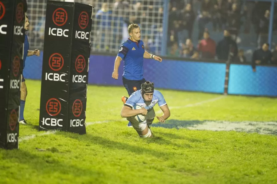 COMO SI FUERA WING. Guido Petti marcó el tercer try de Los Pumas cerca del final del partido, cortándose por el medio a toda velocidad a pesar de su enorme contextura. Los Pumas tuvieron un buen final. la gaceta / foto de jorge olmos sgrosso 