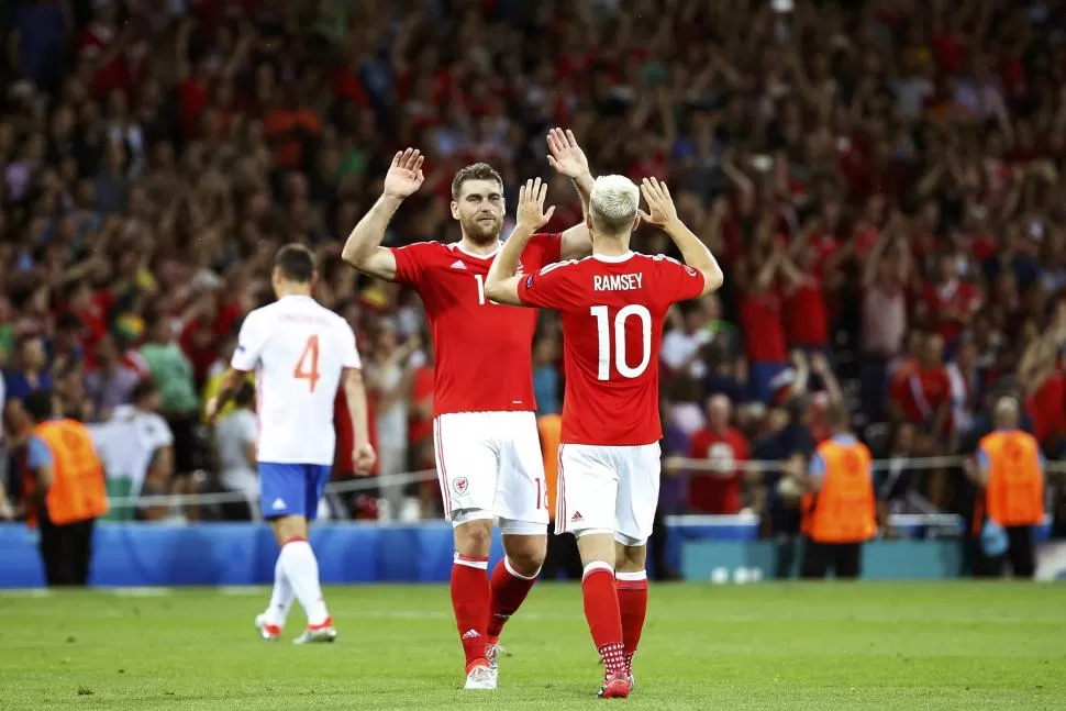 Vokes, de Gales, saluda a Ramsay, autor del primer gol galés.
FOTO DE REUTERS