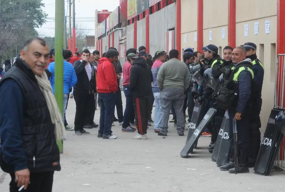 COMO PAN CALIENTE. Así se vendieron las localidades en el estadio “Santo”. la gaceta / foto de antonio ferroni 