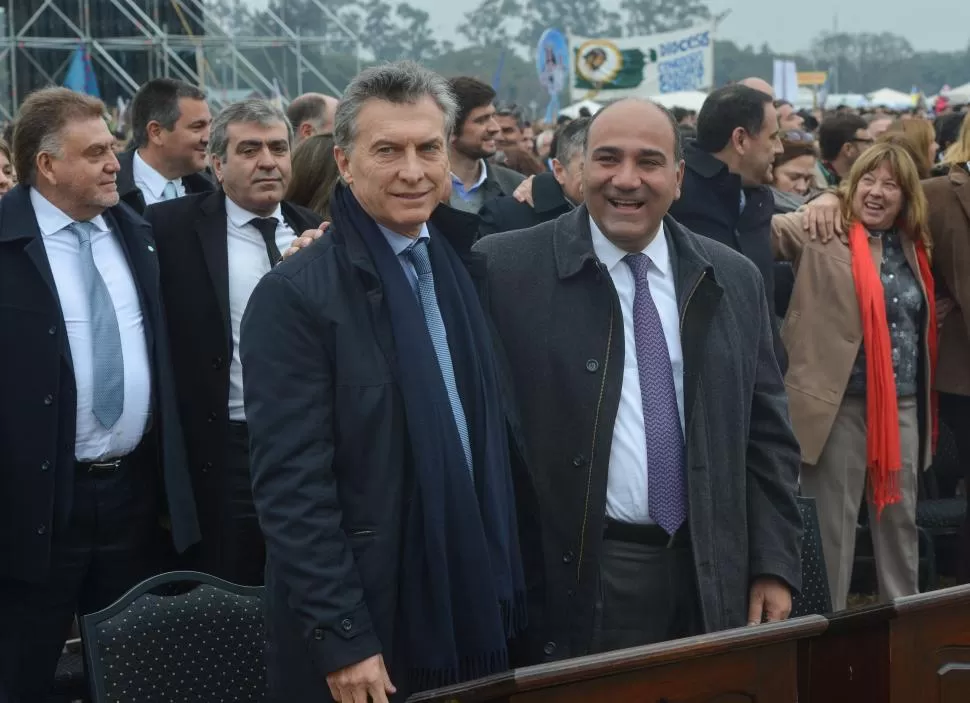 TERCERA VISITA. Macri, ayer con Manzur en el Hipódromo; ya había estado en Tucumán en febrero, en un ingenio del sur; y en abril, en Yerba Buena. telam