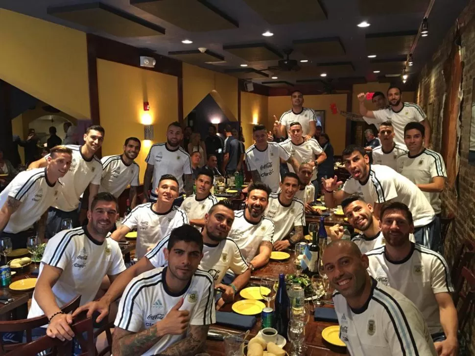 UN ALMUERZO BIEN ARGENTINO. Los futbolistas y el cuerpo técnico del seleccionado “albiceleste” festejaron el Día del Padre comiendo empanadas y asado en Boston. twitter / selección argentna