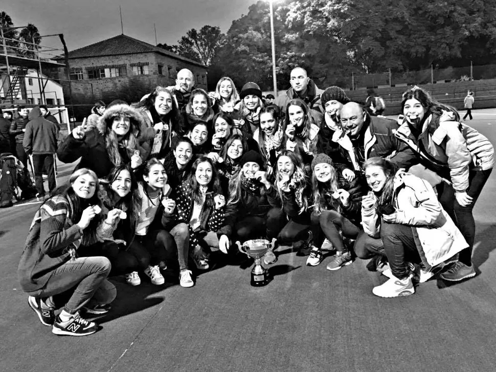 CON LA COPA. Universitario lo prometió y cumplió; las chicas fueron homenajeadas con un asado el viernes pasado para seguir festejando por los objetivos cumplidos.. gentileza josé contreras 