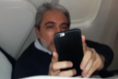 Increparon e insultaron a Aníbal Fernández en un vuelo a Inglaterra