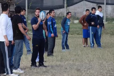 Los Pumas jugaron al rugby con los presos en el penal de Villa Urquiza