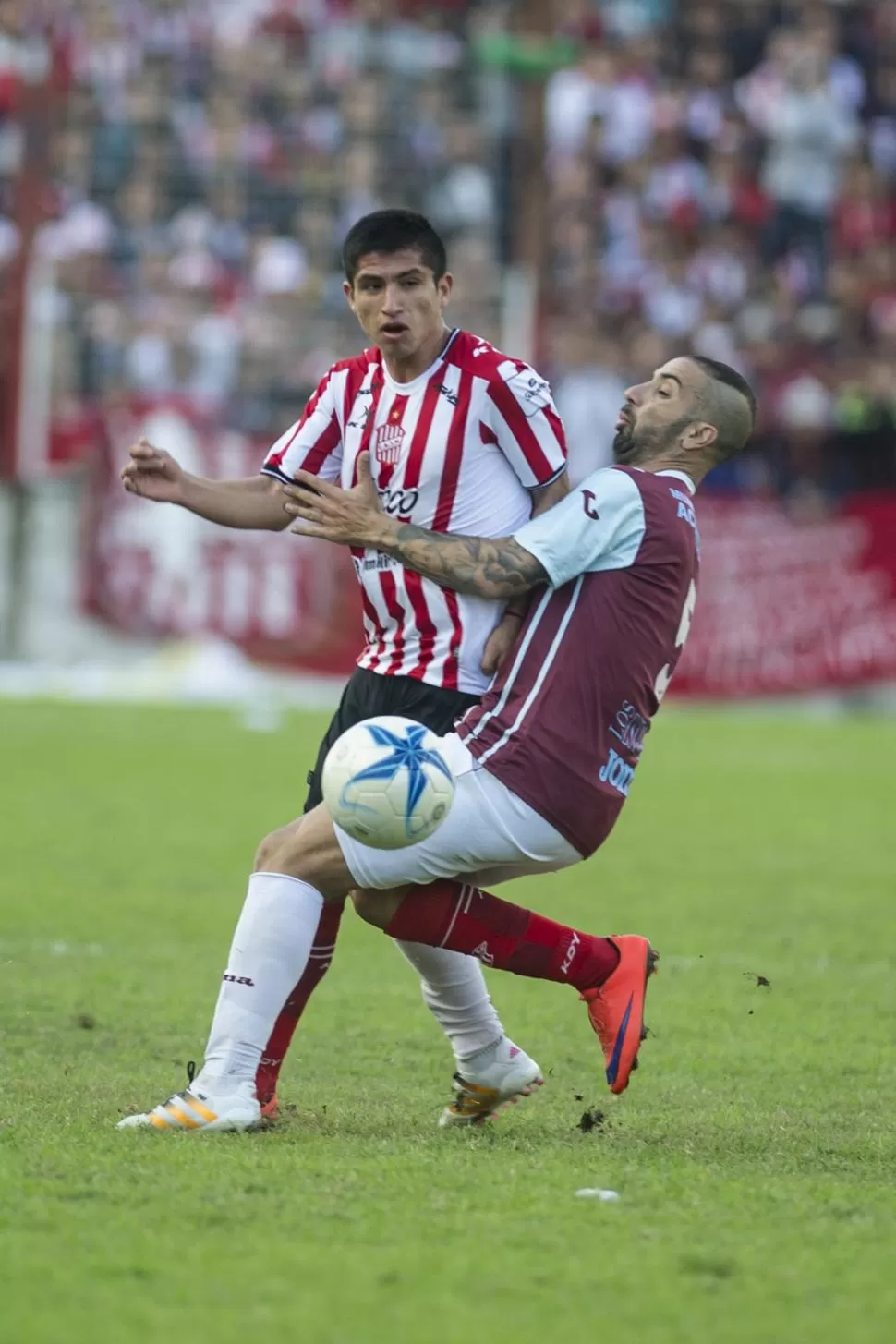 SE COMIÓ LA CANCHA. A Abregú no le pesó ingresar en un momento caliente. LA GACETA / FOTO DE JORGE OLMOS SGROSSO 