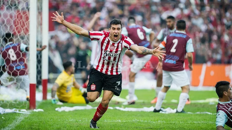 EL GOL. Gonzalo Rodríguez ya cabeceó y en su carrera quiere abrazarse y festejar con todos los que colmaron La Ciudadela. LA GACETA / FOTO DE JORGE OLMOS SGROSSO