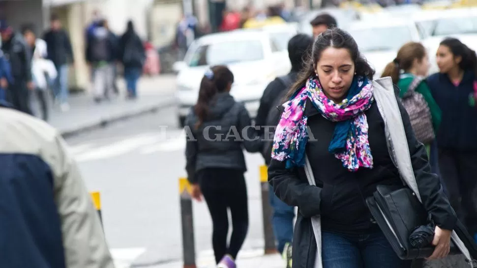 CON ABRIGO. Las mañanas se volverán cada vez más frío con la llegada del invierno. ARCHIVO LA GACETA  / FOTO DE JORGE OLMOS SGROSSO