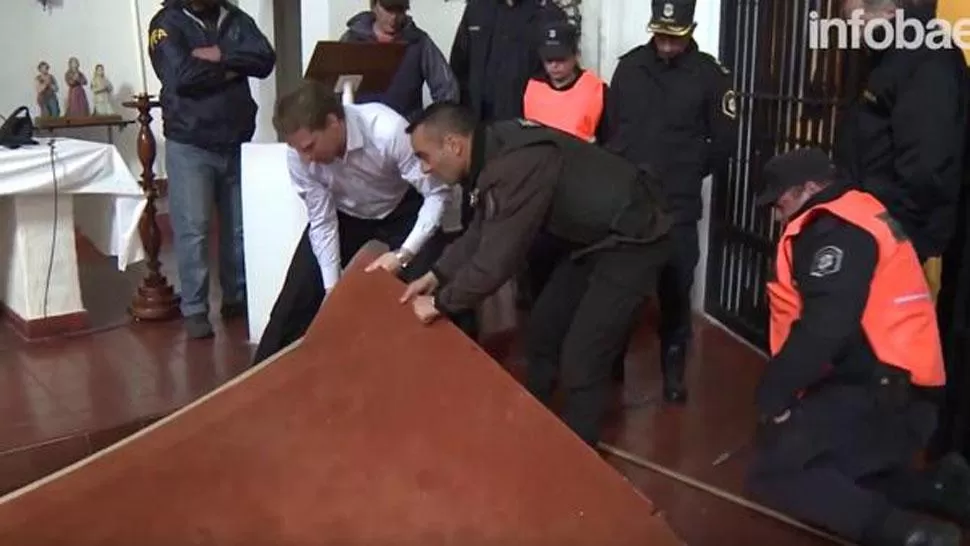 EN EL CONVENTO. Policías trabajan en el convento de General Rodríguez. FOTO TOMADA DE INFOBAE.COM