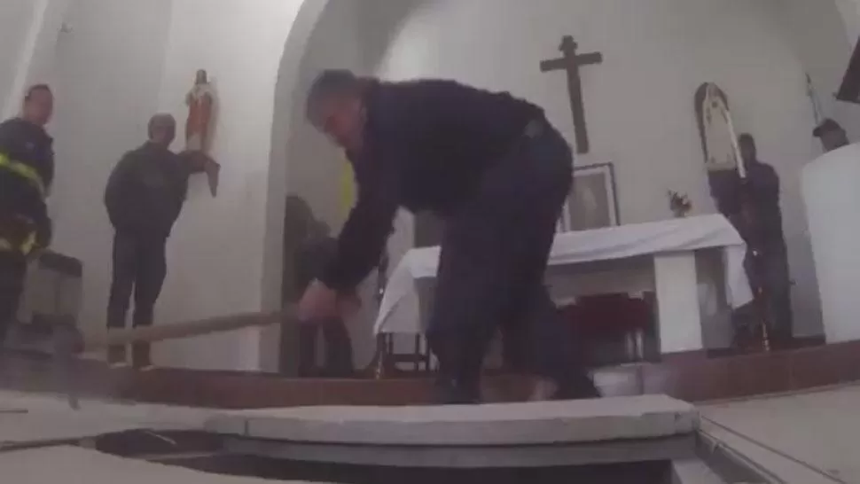 DESCUBREN LAS BÓVEDAS. Un policía trabaja en el convento de General Rodríguez. CAPTURA DE VIDEO