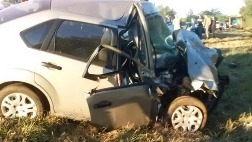 ASÍ QUEDÓ EL VEHÍCULO. El frente del auto quedó destrozado. FOTO TOMADA DE MISIONES4.COM