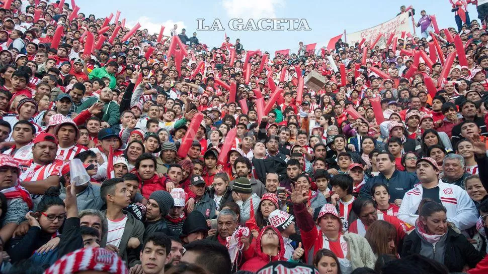 Hinchas de San Martín. LA GACETA / FOTO DE DIEGO ARAOZ