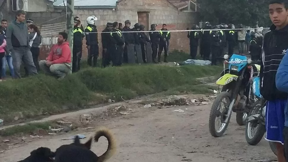 OPERATIVO. La Policía, en el lugar del hecho. FOTO ENVIADA POR WHATSAPP. 