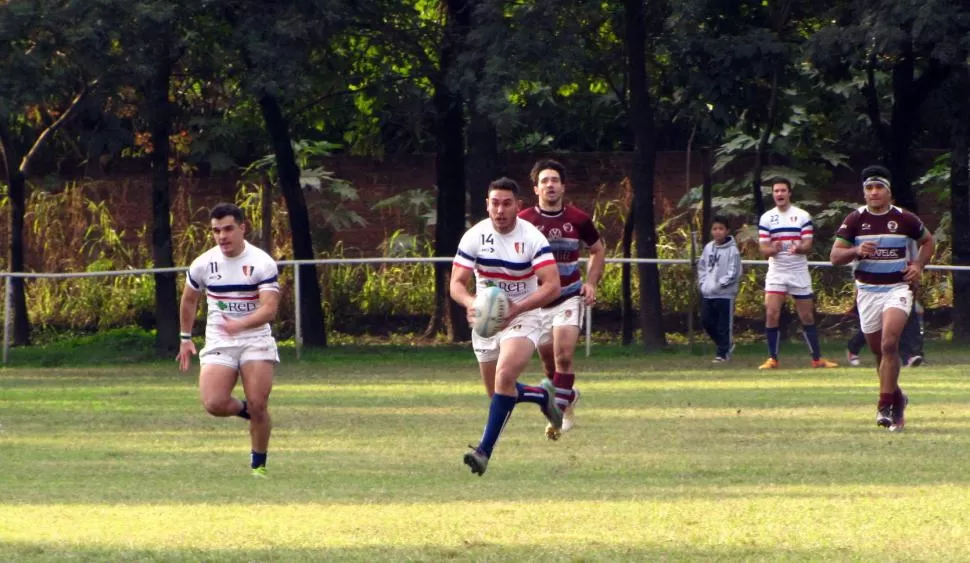 CONTRAATAQUE. Mariano Agüero, wing de Natación, se lanza a la carrera. foto de Rugby Tucumano