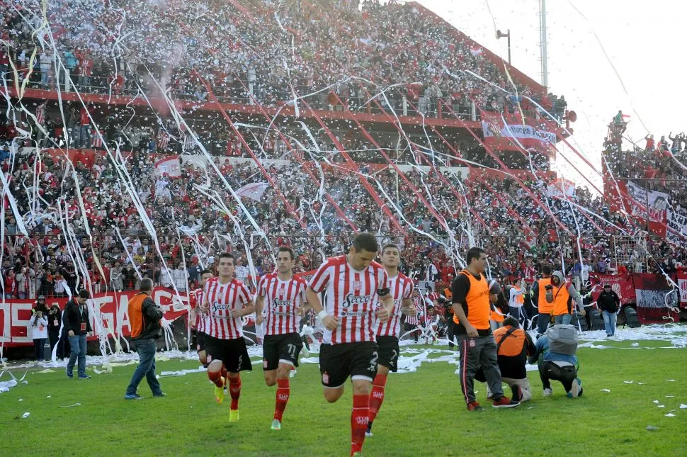 VESTIDA DE FIESTA. Cintas plásticas rojas y blancas adornaron las tribunas ayer. la gacETA / FOTO DE HECTOR PERALTA