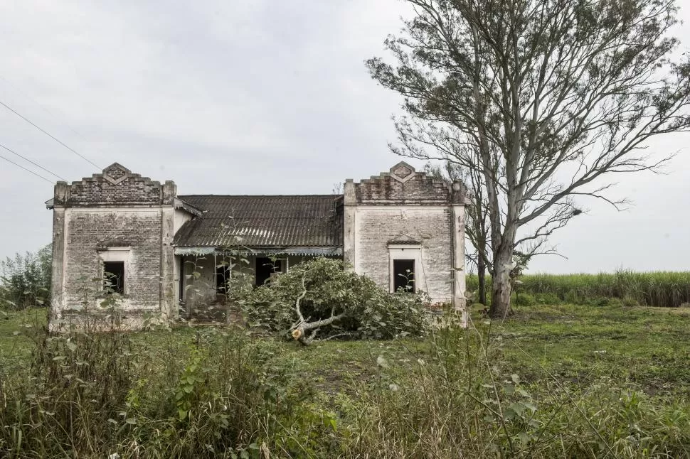 COQUETA Y ABANDONADA. La vieja escuela N° 146 era un edificio portentoso, donde se concentraba la vida comunitaria de Camas Amontonadas. la gaceta / fotos de jorge olmos sgrosso 