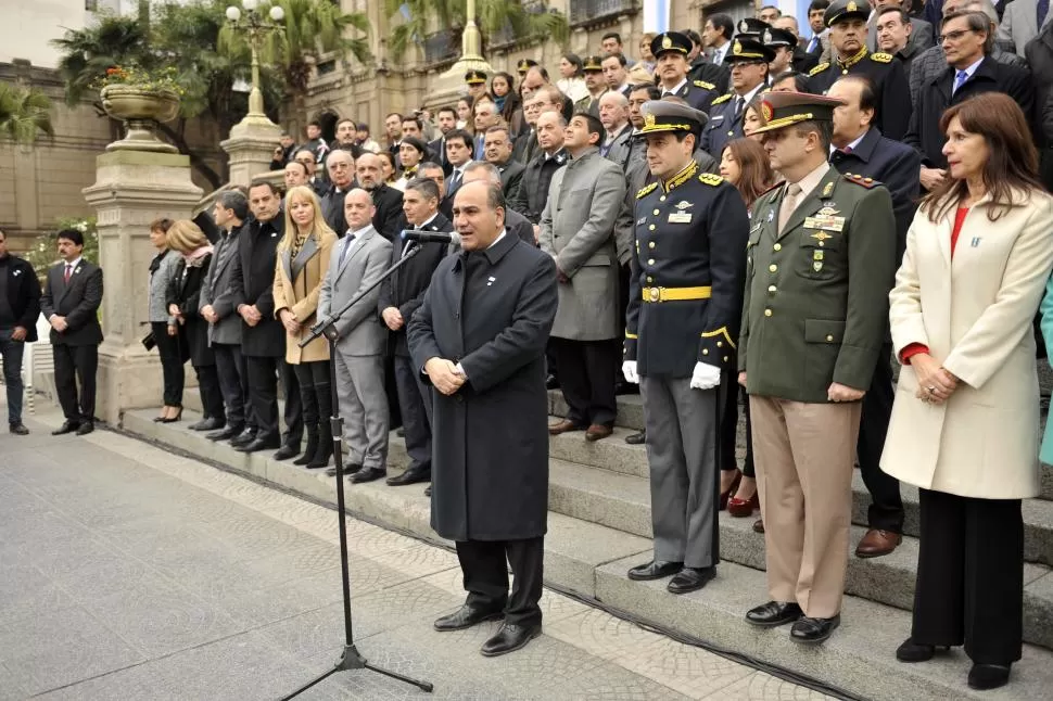 ACTO PATRIO. El gobernador encabezó ayer en plaza Independencia, junto a funcionarios, la celebración central de la Provincia por el día de la Bandera.  la gaceta / foto de Inés Quinteros Orio