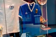 La camiseta azul con la que Diego jugó ante Inglaterra está intacta en Manchester