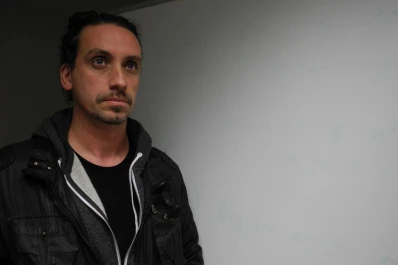 Lo que escribe en Tucumán hace reír también en España