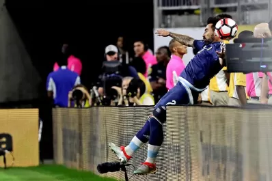 Lavezzi sufrió una fractura de codo y tendrá que ser operado