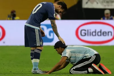 Lo que no se vio: el fanático que le hizo una reverencia a Messi en pleno partido
