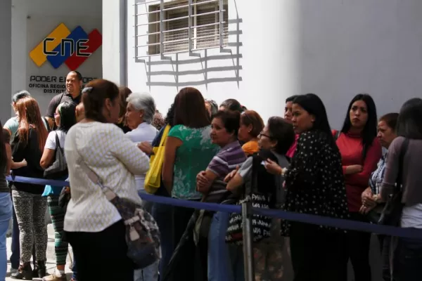 El jefe del Congreso venezolano reclama diálogo y referéndum