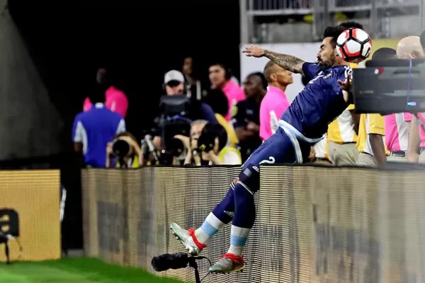 Lavezzi sufrió una fractura de codo y tendrá que ser operado