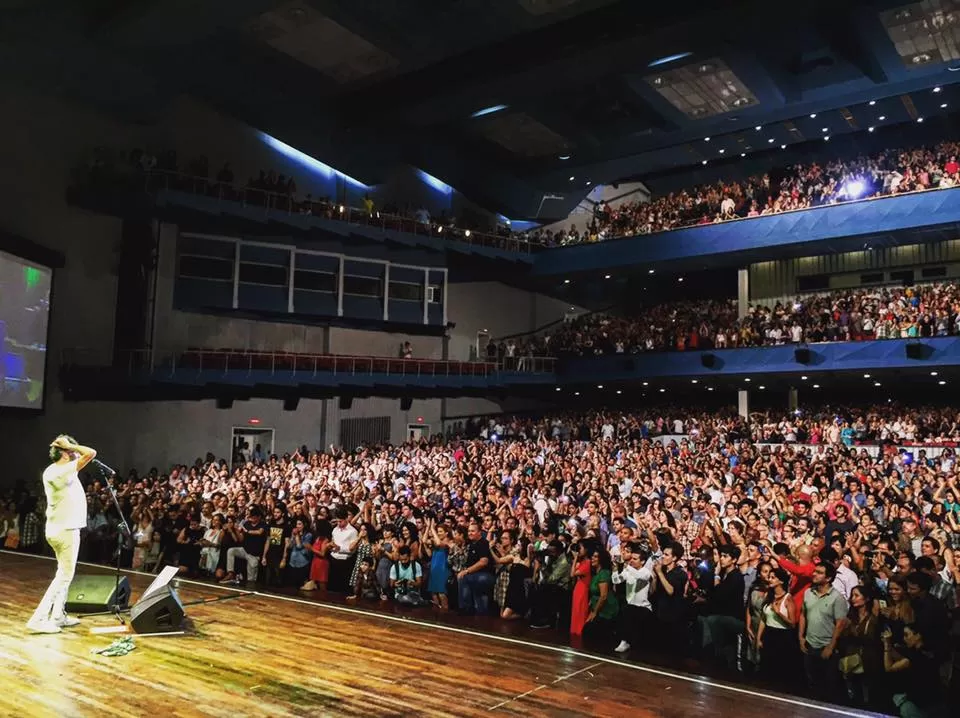 CONMOVIDOS. Fito Páez repasó sus clásicos durante dos horas para un público extasiado en el teatro Karl Marx. Fito Páez facebook.