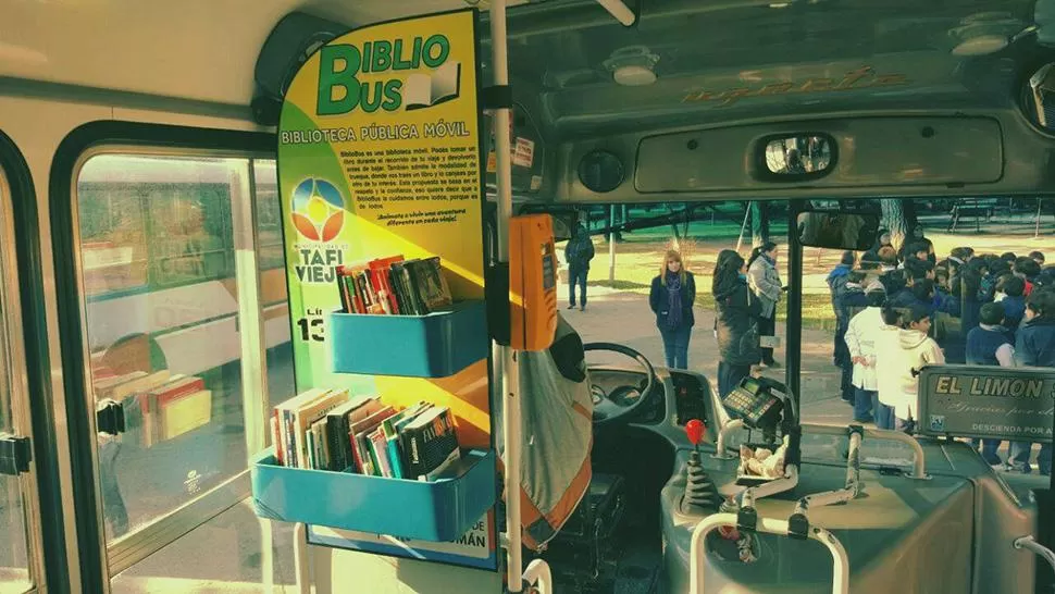 DISFRUTÁ DE LA LECTURA. La iniciativa busca que los pasajeros dejen de lado el celular durante los viajes y opten por un libro. PRENSA LÍNEA 130