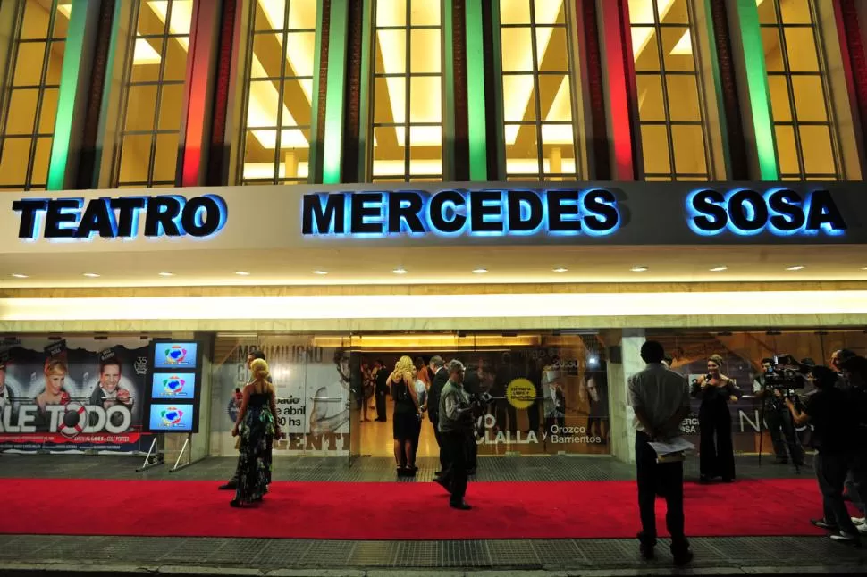 EVOLUCIÓN. La nueva marquesina reafirmará el rasgo esencial del teatro. lLA GACETA / FOTO DE DIEGO ARÁOZ (ARCHIVO).