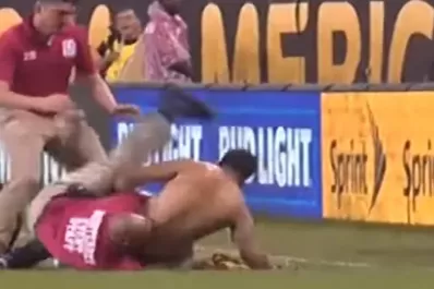 Video: tremendo tackle a un hincha colombiano que se metió a la cancha