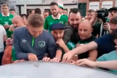 Los fanáticos irlandeses abollaron un auto en sus festejos y pusieron plata para repararlo