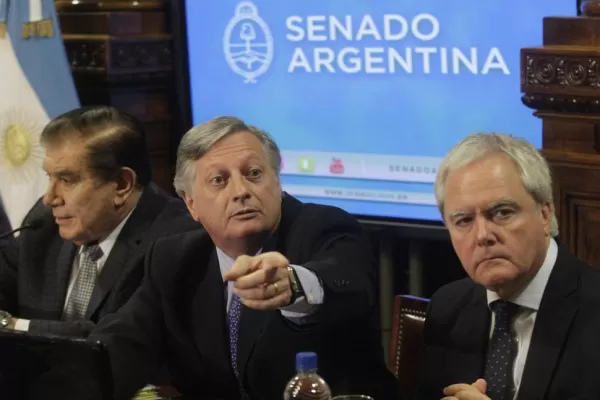 Aranguren justificó las idas y vueltas por los tarifazos