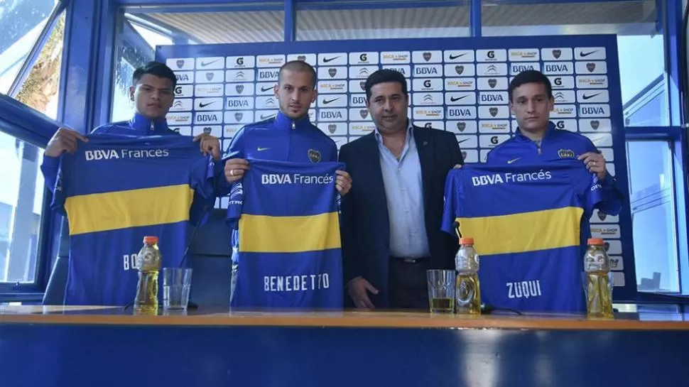 REFUERZOS. Walter Bou, Benedetto y Zuqui, junto a Angelici.
FOTO TOMADA DE BOCAJUNIORS.COM.AR