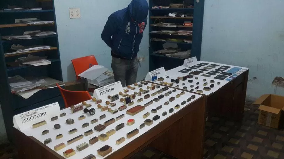 EN CONCEPCIÓN. El detenido junto a verios elementos secuestrados. GENTILEZA MINISTERIO DE SEGURIDAD