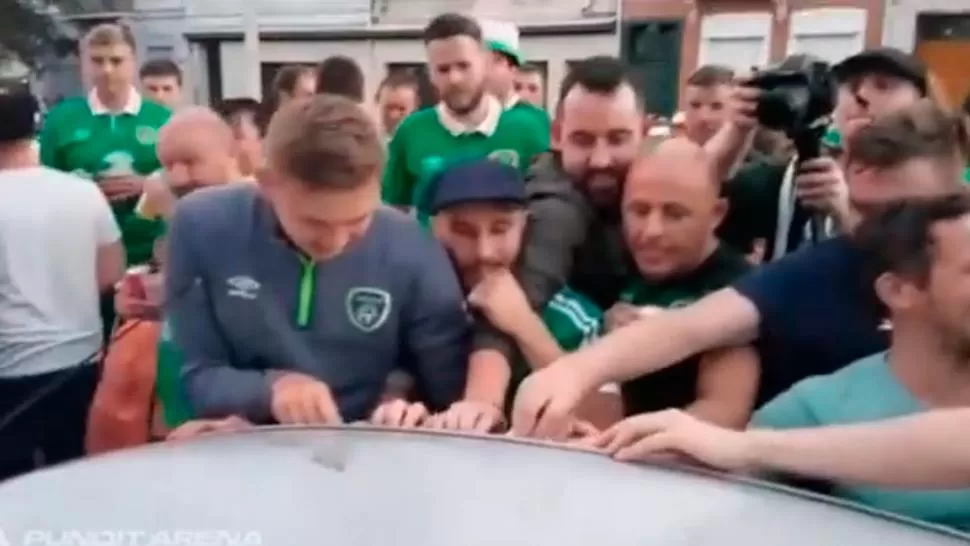 Los fanáticos irlandeses abollaron un auto en sus festejos y pusieron plata para repararlo